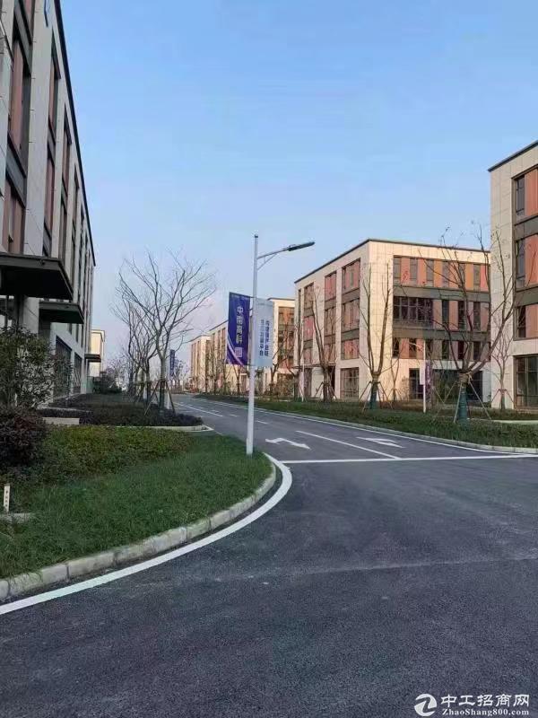 出售杭州城北高速下口千亩产业园区，50年产权，600−10000方厂房可自由组合